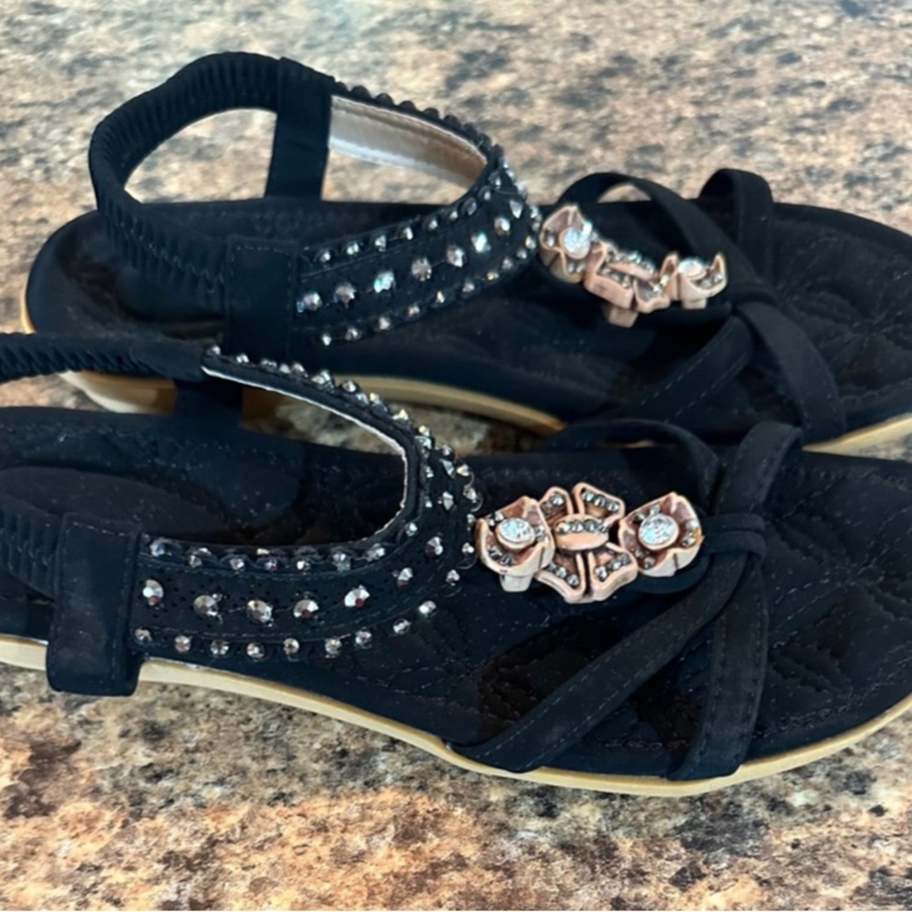Elegant Black Sandals with Rhinestone Embellishments